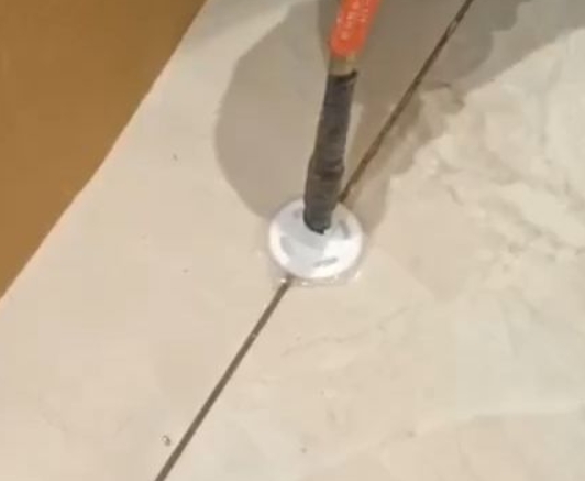 鹿泉瓷砖空鼓维修公司专业解答瓷砖在铺贴过程中，如果没有涂抹均匀到位的粘结材料（如水泥砂浆或瓷砖胶），可能会导致以下问题