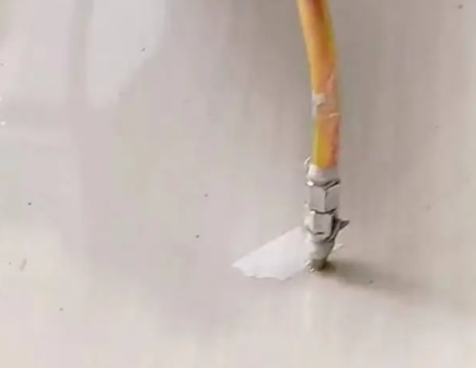 鹿泉瓷砖空鼓维修公司专业解答在瓷砖铺贴过程中，如果使用的砂料过粗（如全部使用了粗砂），可能会导致以下问题