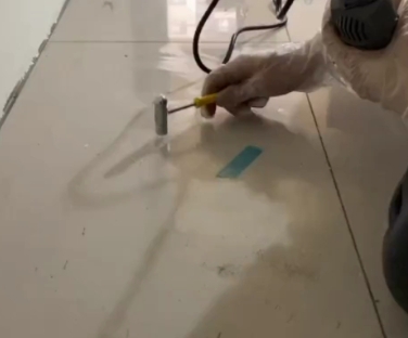 鹿泉瓷砖开裂维修公司专业分享瓷砖在铺贴前如果没有沥干水分，将会导致以下问题